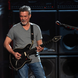 Fotografía de 2015 de Eddie Van Halen durante una actuación en Las Vegas. - AFP
