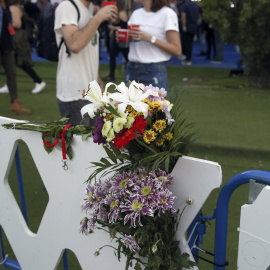 Ramos de flores en una valla cercana al lugar del accidente en el que ayer falleció el acróbata Pedro Aunión Monroy. EFE/Kiko Huesca