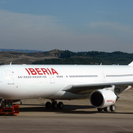 Un avión de Iberia en el aeropuerto de Madrid-Barajas. - AFP
