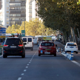 06/10/2020.- Vista del tráfico en el Paseo de la Castellana a la altura de Plaza Castilla en Madrid, este martes. / EFE - J.J. Guillén