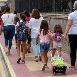 Los niños en el camino al colegio en su primer día de clase -  EFE/Marcial Guillén