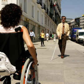 Dos personas con diversidad funcional, en una imagen de archivo. EP