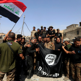 Miembros del Servicio Anti-terrorista Iraquí sujetan una bandea del Estado Islámico, encontrada en la ciudad de Mosul REUTERS/Alaa Al-Marjani