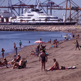 Numerosas personas disfrutan del buen tiempo en la playa de la Malagueta en Málaga, cuando las previsiones meteorológicas anuncian temperaturas en ascenso en Andalucía. EFE/Jorge Zapata