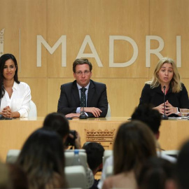El alcalde de Madrid, José Luis Martínez-Almeida, y la vicelacaldesa, Begoña Villacís (i), y la portavoz del Gobierno municipal, Inmaculada Sanz (d), durante una rueda de prensa. EFE/J.J. Guillén