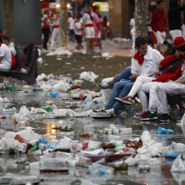 Jóvenes sentados en bancos en la Plaza del Castillo de Pamplona este domingo. /EFE