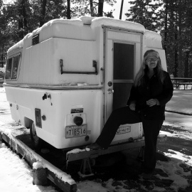 Linda Chesser en su autocaravana con la que recorrió EEUU para escribir su libro 'País nómada'. IMAGEN CEDIDA POR CAPITÁN SWING.