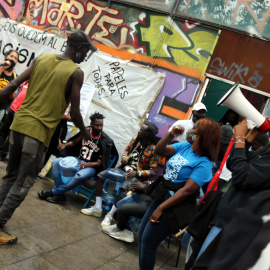 Més d'un centenar de persones protesten en un ambient festiu contra el desallotjament de La Caracola i el Sindicat de Manters. Miquel Codolar | ACN