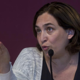 La alcaldesa de Barcelona, Ada Colau, atiende a los medios de comunicación tras la presentación del nuevo Observatorio Metropolitano de la Vivienda de Barcelona. /EFE