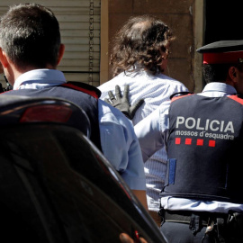 Los forenses exhuman el cadáver de Terrassa y lo trasladan para la autopsia./ EFE