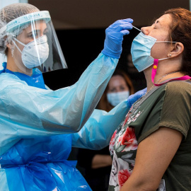 Personal sanitario realiza una prueba PCR en Palma. - EFE