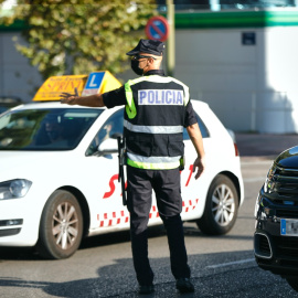 Un agente de la Policía Nacional realiza un control policial debido a las restricciones de movilidad en Madrid. /Europa Press /Jesús Hellín
