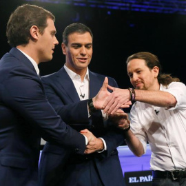 Los candidatos a la Presidencia del Gobierno de Ciudadanos, Albert Rivera (i); PSOE, Pedro Sánchez (c); y Podemos, Pablo Iglesias (d), se saludan a su llegada al debate digital organizado por el periódico El País, esta tarde en Madrid. EFE/ JuanJo Mart