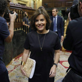 La vicepresidenta del Gobierno, Soraya Sáenz de Santamaría, a su llegada a una sesión de control al Gobierno en el Congreso de los Diputados. | MARISCAL (EFE)