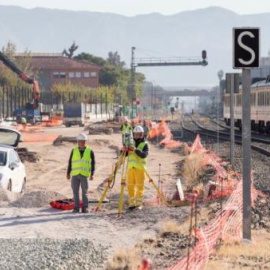 Trabajadores de Adif Alta Velocidad durante las obras de soterramiento de las vías del tren./EFE