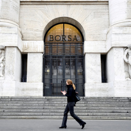 Una mujer pasa frente al edificio de la Bolsa de Milán. REUTERS/Flavio Lo Scalzo