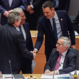 El presidente del Gobierno de España, Pedro Sánchez (d), saluda al presidente del Banco Central Europeo, Mario Draghi (i), y el primer ministro luso, Antonio Costa (2i), junto al presidente de la Comisión Europea, Jean-Claude Juncker (d), antes del com