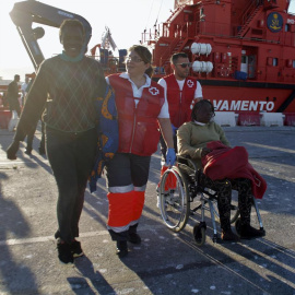 Miembros de Cruz Roja acompañan a dos de mujerers rescatadas al oeste de la isla de Alborán hace unos días. EFE / Alba Feixas.