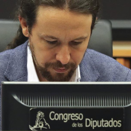 El secretario general de Podemos, Pablo Iglesias, hace declaraciones en el Congreso. EFE/Ballesteros