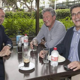 Augusto Hidalgo (i), del PSOE; Javier Doreste (d), de LPGC Puede-Podemos, y Pedro Quevedo (c), de NC. Los tres partidos conforman el Gobierno de Las Palmas. EFE/Archivo