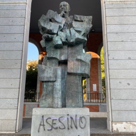 La estatua de Largo Caballero vandalizada.- TWITTER
