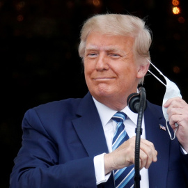 Trump se quita la mascarilla durante un mitin. REUTERS.