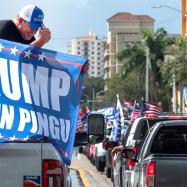 Una marca en favor de Donald Trump a su paso por Miami. EFE.