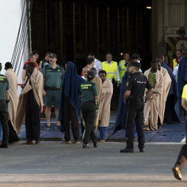 Llegada al puerto de Motril, en Granada, de 21 migrantes rescatados de una patera ocupada por 49 personas, de las que 22 están desaparecidas. EFE/Miguel Paquet
