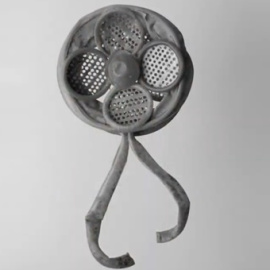 El celuloide con el que fue fabricado el sonajero resistió tres cuartos de siglo bajo tierra.