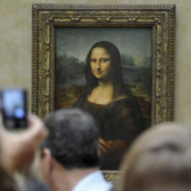 Un grupo de turistas fotografía 'La Gioconda' en el Museo del Louvre, en París.- EFE