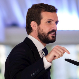 TOLEDO, 08/10/2020.- EL presidente del PP, Pablo Casado, interviene ante la Asamblea General de la Empresa Familiar de Castilla la Mancha (AEFCLM) hoy en Toledo. EFE/ Angeles Visdomine