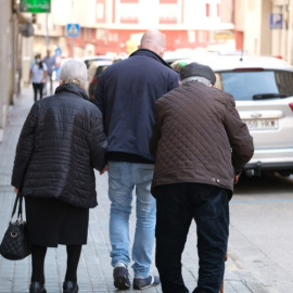 Cuidador con sus mayores. / Miguel Blanco.