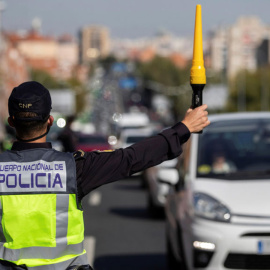 Agentes de la Policía Nacional en un control en la Nacional V, el pasado viernes.- EFE