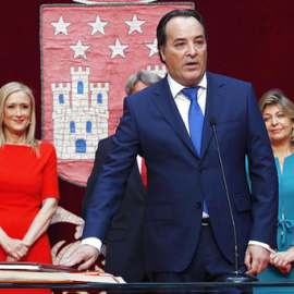 La presidenta de Madrid, Cristina Cifuentes, (izda.) junto a Jaime González Taboada el día de su toma de posesión como consejero de Medio Ambiente, Administración Local y Ordenación del Territorio. Archivo