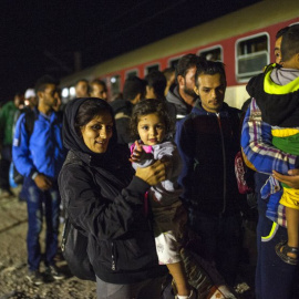 Migrantes y refugiados en una estación de Macedonia.- AFP