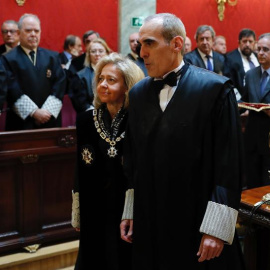 La exfiscal general del Estado Consuelo Madrigal (i), acompaña al nuevo fiscal jefe Anticorrupción, Alejandro Luzón (d). /EFE