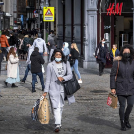 Varias personas caminaban por una calle del centro de Amsterdam el pasado domingo. EFE/EPA/RAMON VAN FLYMEN