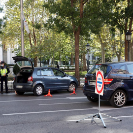 Control policial en la calle Recoletos en Madrid. EFE/ Zipi/Archivo