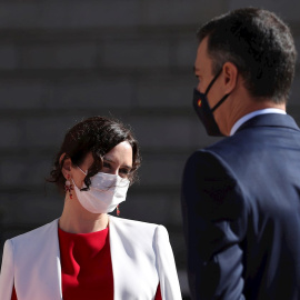 El presidente del Gobierno, Pedro Sánchez, conversa con la presidenta de la Comunidad de Madrid, Isabel Díaz Ayuso, durante el acto organizado con motivo del Día de la Fiesta Nacional. - EFE