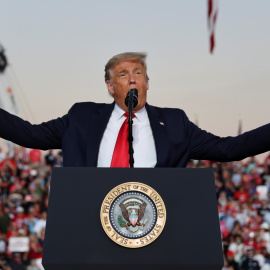 El presidente de los Estados Unidos, Donald Trump, habla durante el mitin en el Aeropuerto Internacional Orlando Sanford en Sanford, Florida. REUTERS / Jonathan Ernst