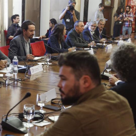 El secretario general de Podemos, Pablo Iglesias (2 izda), durante la reunión de una mesa de partidos con representantes de los grupos nacionalistas PDeCAT, ERC y PNV, celebrada esta mañana en el Congreso, para buscar vías de solución con Cataluña a 