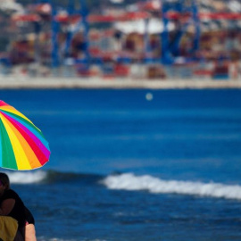 Varias personas disfrutan del buen tiempo en la playa de la Misericordia de Málaga.EFE/Jorge Zapata.