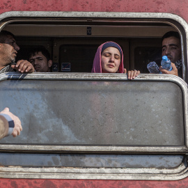 Un grup de migrants es trasllada del camp de Gevgelija al de Presevo. / FOTO: Xavi Herrero