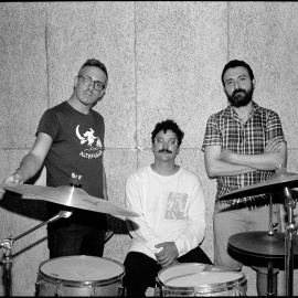 D'esquerra a dreta, Artur Estrada, Albert Guàrdia i Wences Aparicio, al seu local d'assaig i refugi de Castellar del Vallès. ALBERTO POLO