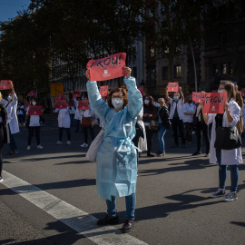 13/10/2020 - Facultativos de los Centros de Atención Primaria (CAP) del Instituto Catalán de la Salud (ICS) sostienen pancartas donde se puede leer "¡Basta!" durante una concentración en Barcelona. / EUROPA PRESS - David Zorrakino