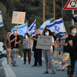 Protesta en Tel Aviv contra el primer ministro, Benjamin Netanyahu, en medio de las restricciones por la pandemia de Covid. EFE/EPA/ABIR SULTAN/Archivo