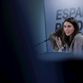 La ministra de Igualdad Irene Montero, durante la rueda de prensa posterior al Consejo de Ministros celebrada en el palacio de La Moncloa. EFE/JUAN CARLOS HIDALGO
