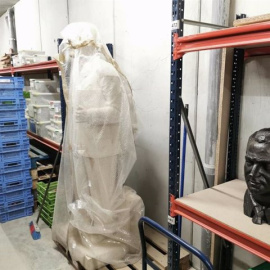 Foto del busto del rey emérito Juan Carlos I retirado de la sala de plenos de Lleida. / EUROPA PRESS / AYUNTAMIENTO DE LLEIDA