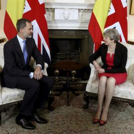 El rey Felipe junto a la primera ministra británica, Theresa May, en el 10 de Downing Street. /EFE