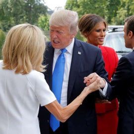Trump saluda a Emmanuelle Macron en París. | MICHEL EULER (REUTERS)